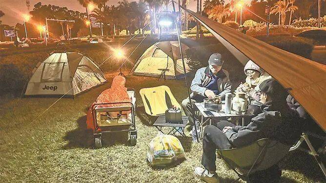 门“篷友”共筑文明露营新风尚瓦力游戏app与自然为邻 厦(图6)